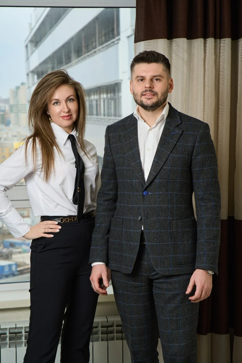 Женщина и мужчина в деловых костюмах
