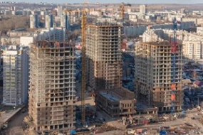 Строящиеся жилые корпуса и башенные краны