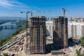Строящиеся жилые корпуса и башенные краны